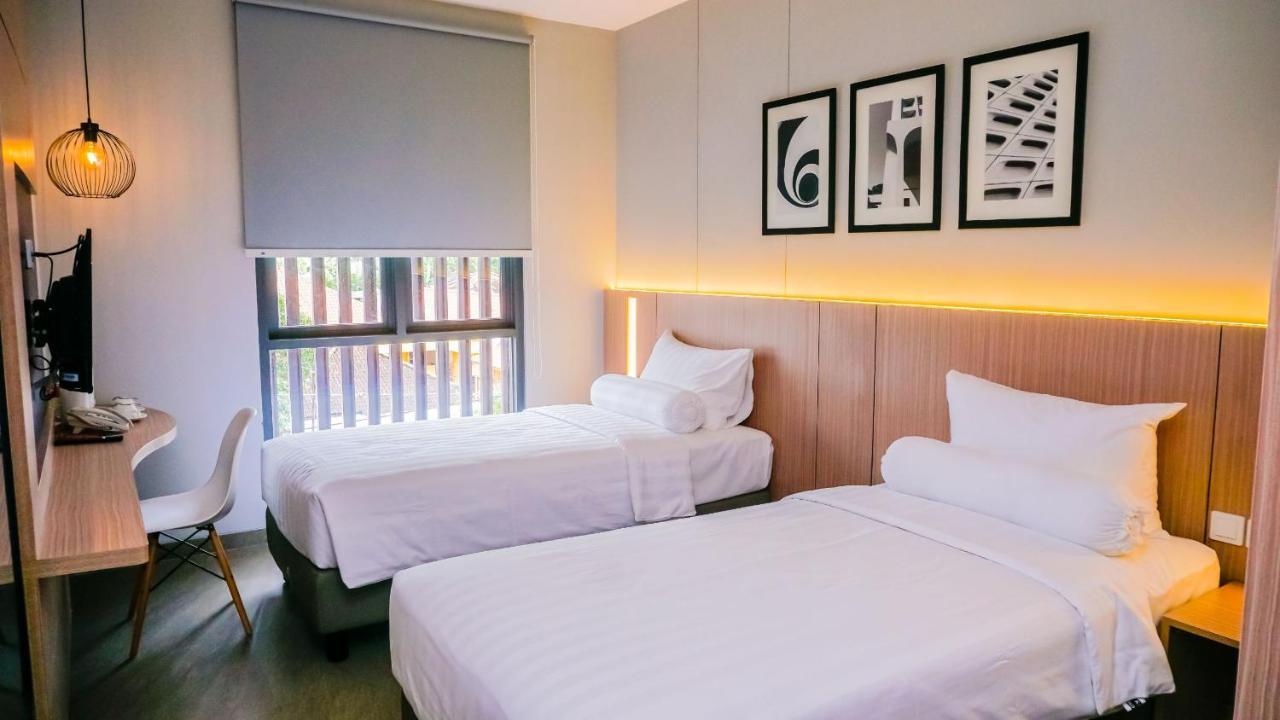 Front One King Hotel Tuban Tuban  Exterior photo