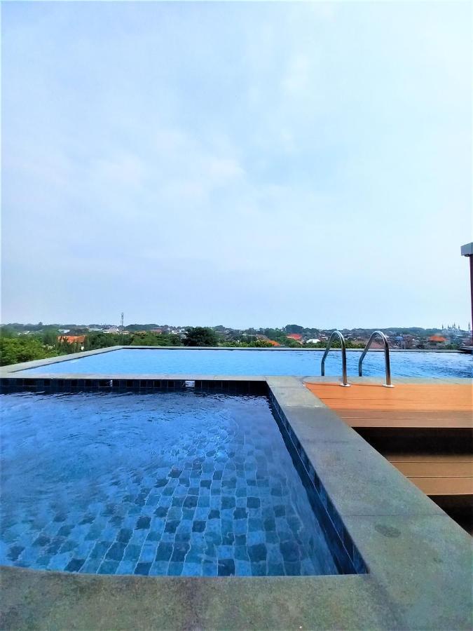 Front One King Hotel Tuban Tuban  Exterior photo
