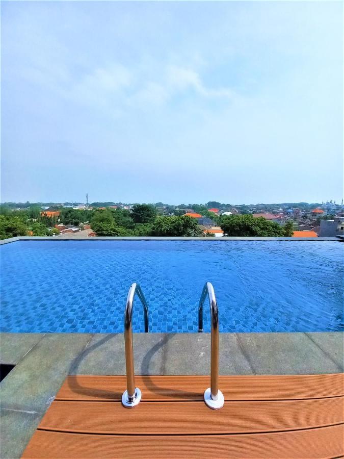 Front One King Hotel Tuban Tuban  Exterior photo