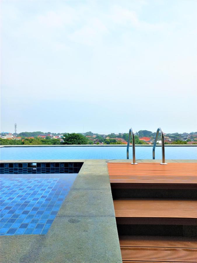 Front One King Hotel Tuban Tuban  Exterior photo