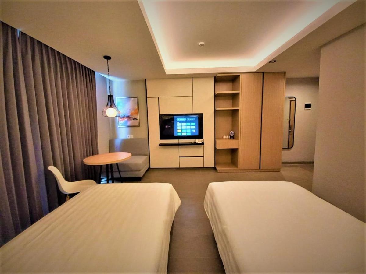 Front One King Hotel Tuban Tuban  Exterior photo